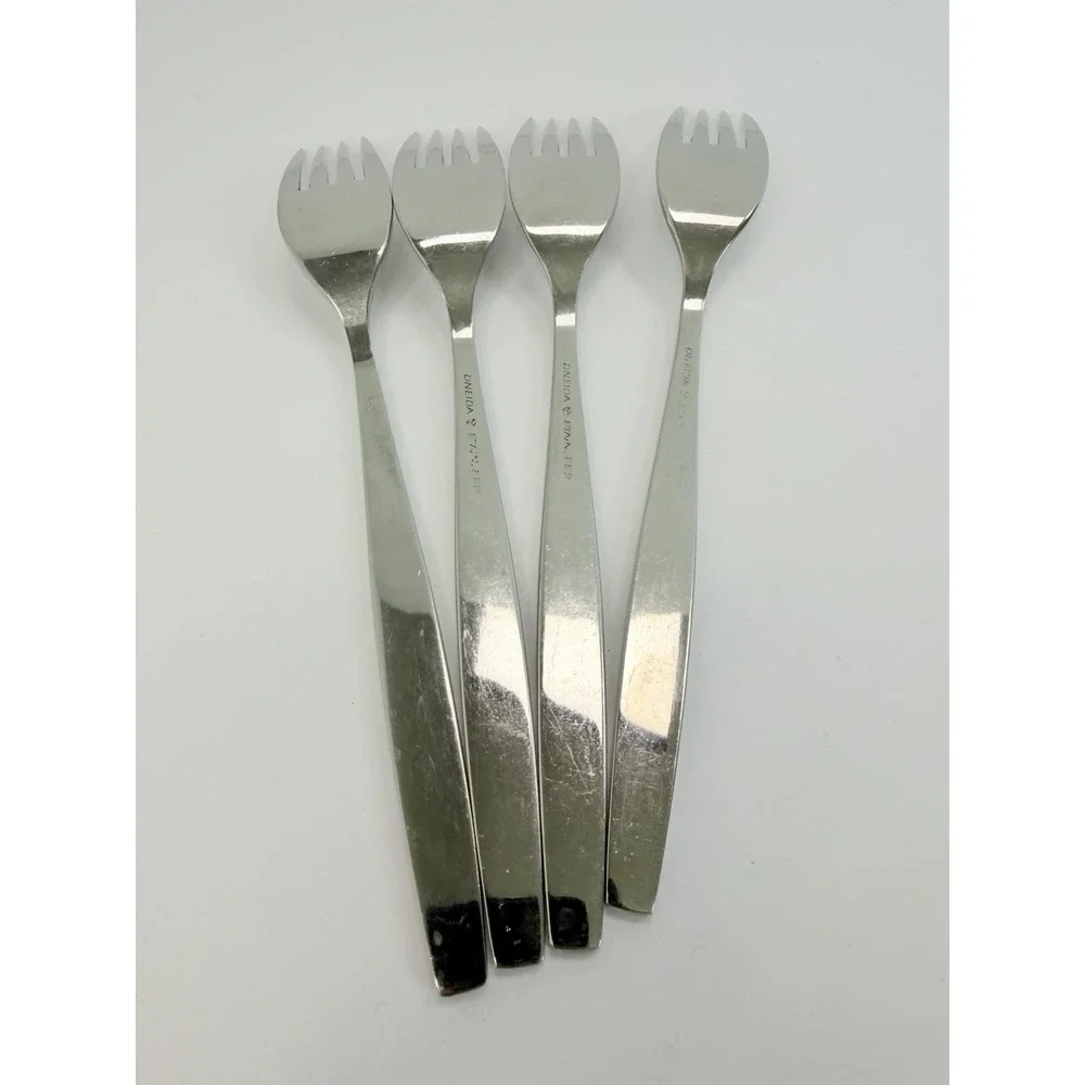 Set of 4 Oneida Heirloom WILL O' WISP 7 5/8